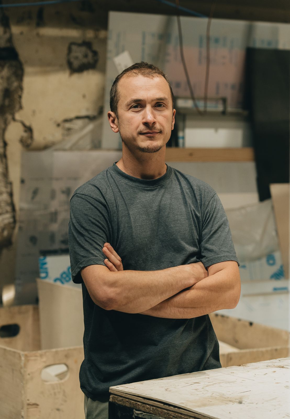 Laurent Cirlogan, propriétaire d'Atelier Jipanco, bras croisés dans l'atelier