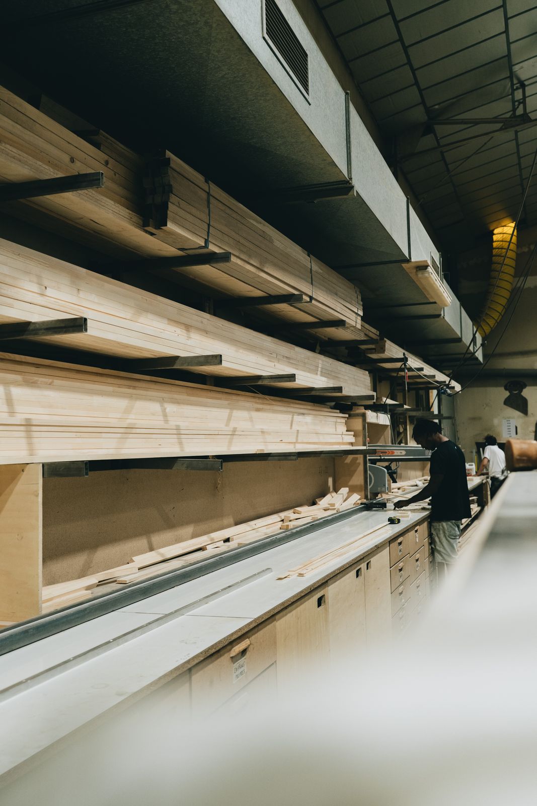 Rayonnages de bois et de matériaux dans l'atelier