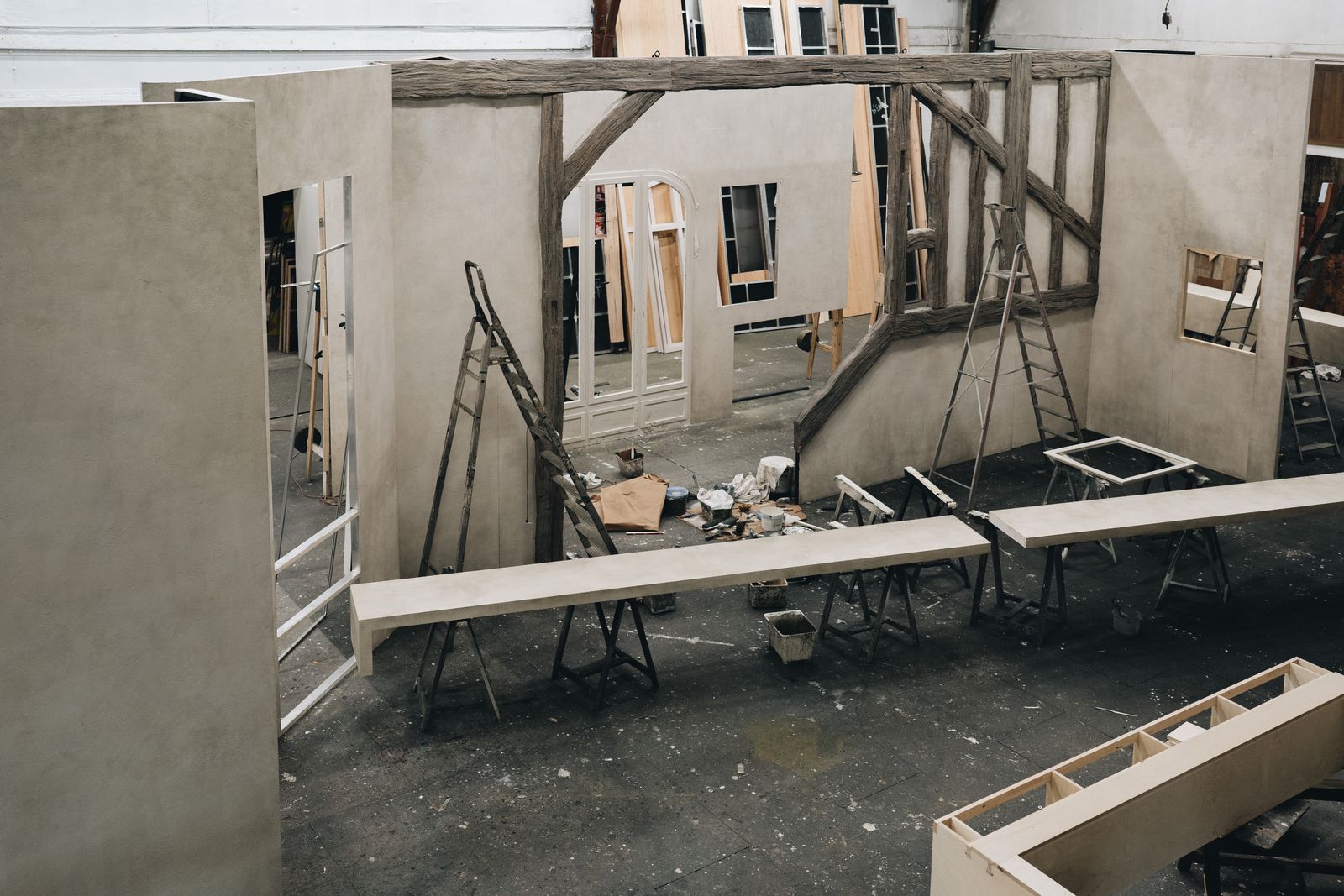Structure de décor en cours d'assemblage